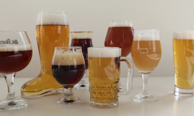 Verschillende bierglazen met verschillende bierstijlen erin